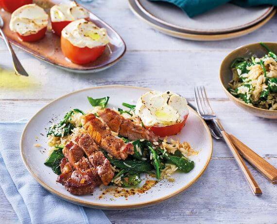 Steaks mit Spinatreis und Frischkäse-Ofen-Tomaten