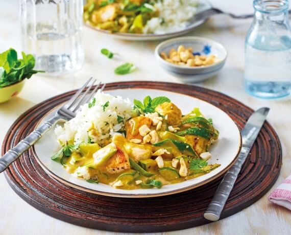 Kokos-Erdnuss-Hühnchen mit Reis und Cashewkernen