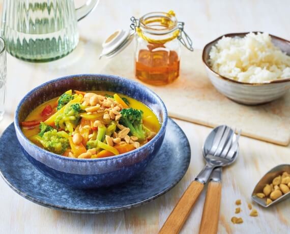 Kokos-Gemüse-Curry mit Reis und Erdnüssen