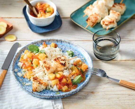 Fischspieße mit Ananas-Tomatensalsa und Reis