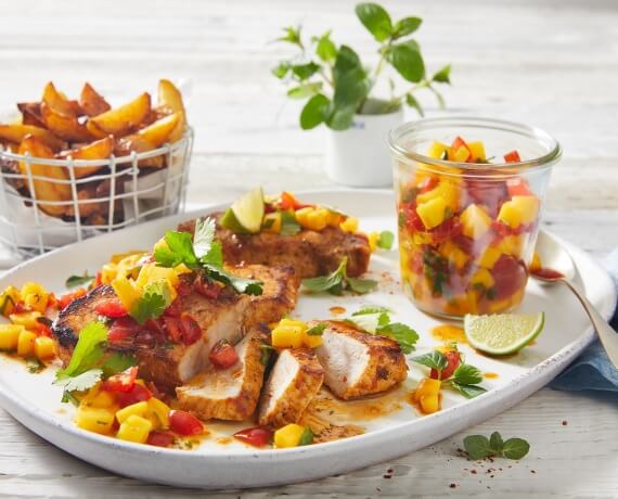 Steaks mit Mango-Salsa und Kartoffelwedges