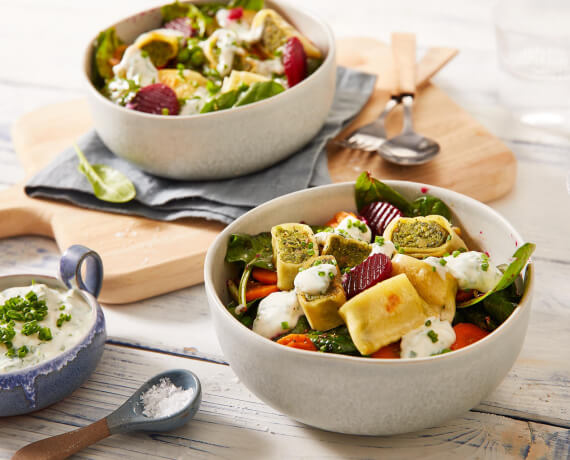 Maultaschen-Bowl mit Erbsen, Rote-Bete-Spinatsalat, Karotte und Kräuter-Dip