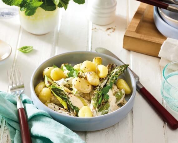 Grüner Spargel mit frischen Gnocchi und Crème fraîche