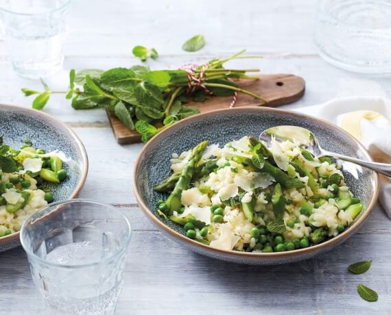 Frühlingsrisotto mit Spargel, Erbsen und Minze