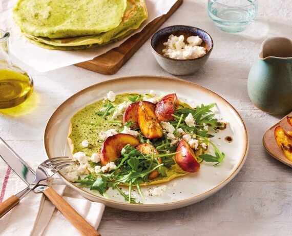 Grüne Pfannkuchen mit Rucola, Pfirsich und Feta