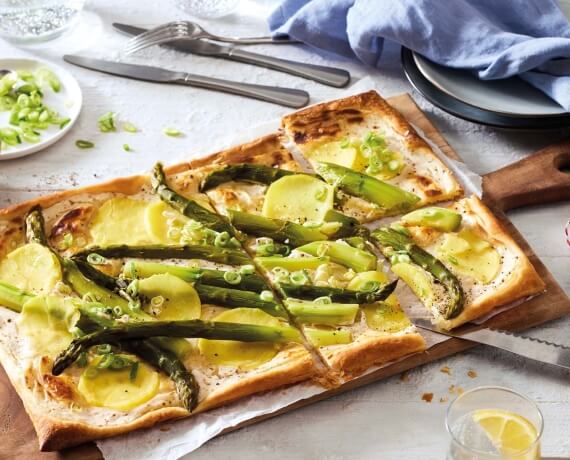 Flammkuchen mit grünem Spargel und Frühlingszwiebeln