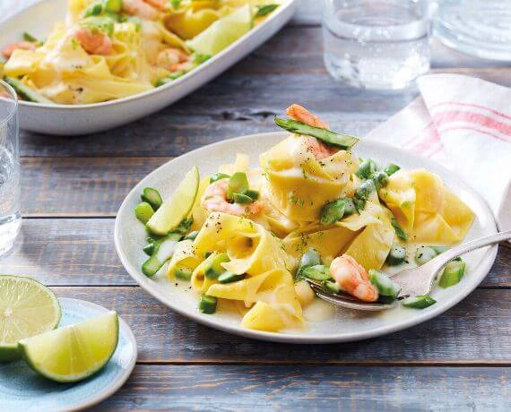 Pappardelle-Nudeln mit Garnelen und grünem Spargel