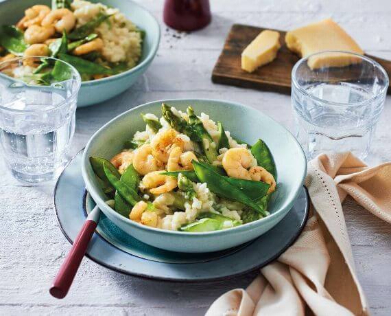 Spargel-Risotto mit Zuckerschoten und gebratenen Garnelen