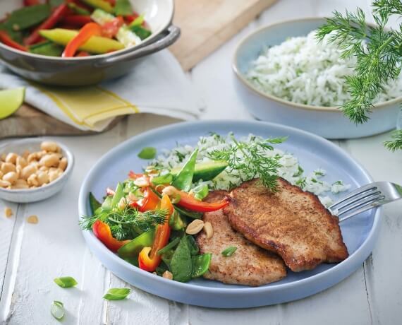 Minutensteaks mit grünem Gemüse aus dem Wok und Dill-Reis