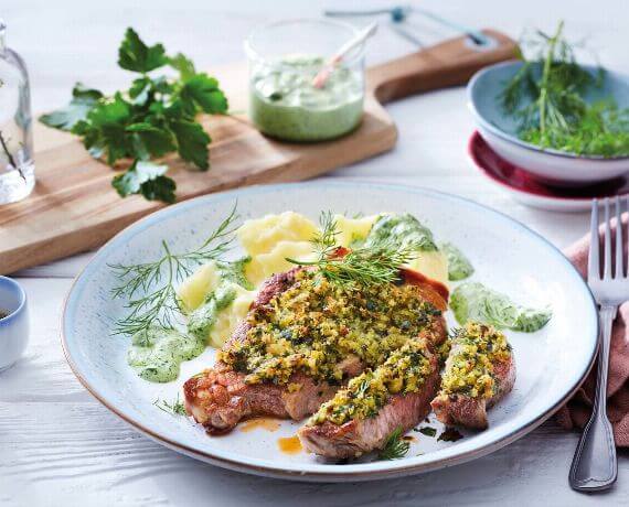 Steaks mit Kruste, Kartoffelpüree und grüner Sauce