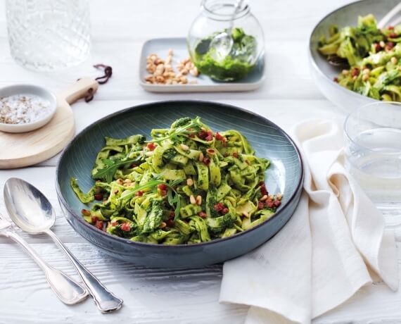 Frische Tagliatelle mit grünem Pesto