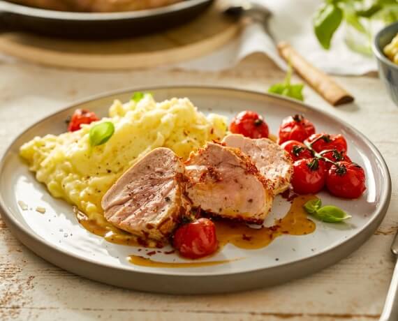 Mediterranes Schweinefilet mit Parmesan-Kartoffelpüree und Ofentomaten