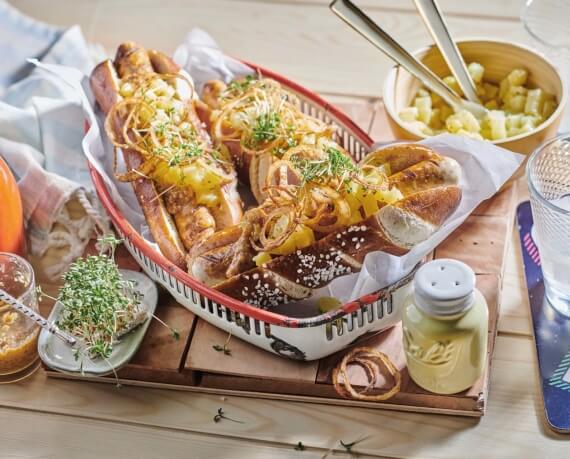Bratwurst-Hot-Dog mit Kartoffelsalat