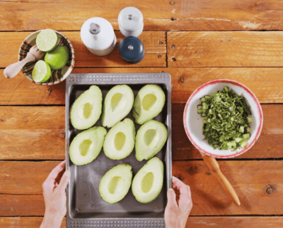 Dies ist Schritt Nr. 1 der Anleitung, wie man das Rezept Gegrillte Avocado mit Gurken-Salsa zubereitet.