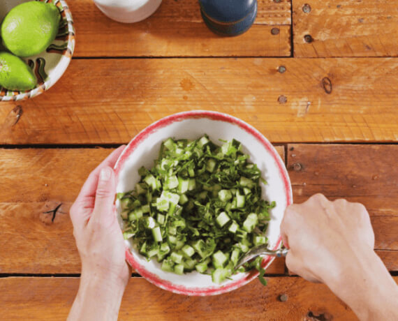 Dies ist Schritt Nr. 2 der Anleitung, wie man das Rezept Gegrillte Avocado mit Gurken-Salsa zubereitet.