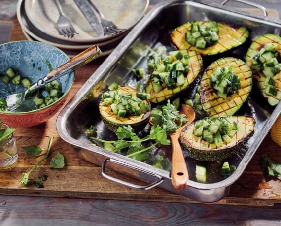 Gegrillte Avocado mit Gurken-Salsa