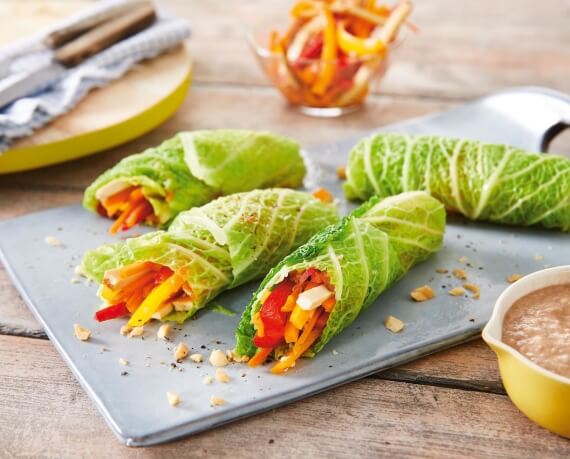 Wirsing-Wraps mit Bananen-Erdnuss-Dip