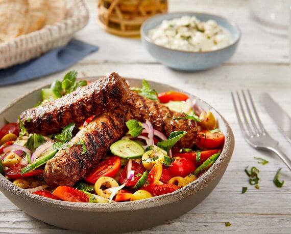 Cevapcici mit griechischem Salat und Hirtenkäsedip