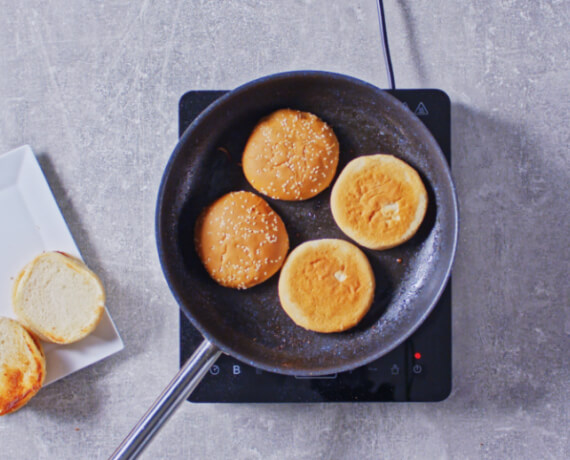 Dies ist Schritt Nr. 4 der Anleitung, wie man das Rezept Burger mit Fischstäbchen zubereitet.