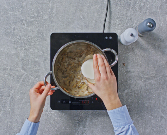 Dies ist Schritt Nr. 4 der Anleitung, wie man das Rezept Vegane Schnitzel in Champignon-Soße zubereitet.