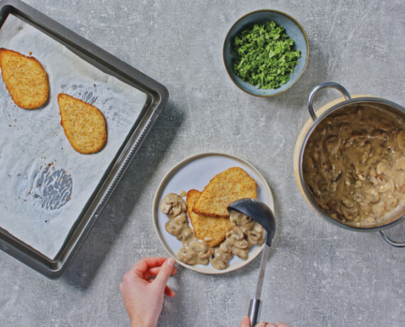 Dies ist Schritt Nr. 5 der Anleitung, wie man das Rezept Vegane Schnitzel in Champignon-Soße zubereitet.