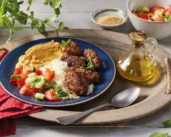 Petersilien-Minz-Köfte mit Hummus und Reis an Gurkensalat mit Tomaten