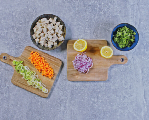 Dies ist Schritt Nr. 1 der Anleitung, wie man das Rezept Frühlings-Spätzlepfanne mit karamellisiertem Tofu zubereitet.