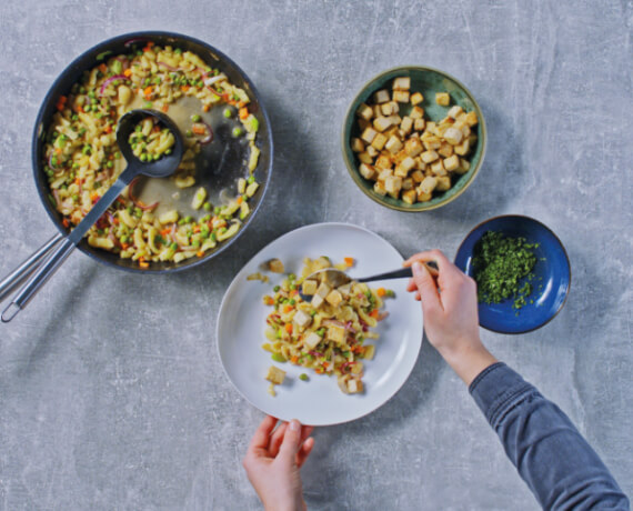 Dies ist Schritt Nr. 4 der Anleitung, wie man das Rezept Frühlings-Spätzlepfanne mit karamellisiertem Tofu zubereitet.