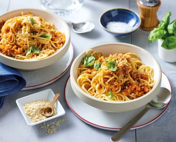 Linsenbolognese mit Cashew-Topping