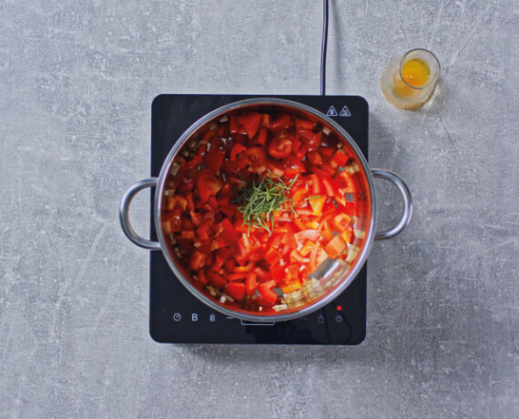 Dies ist Schritt Nr. 2 der Anleitung, wie man das Rezept Hähnchen mit Paprikasoße und Zucchini-Gemüse zubereitet.