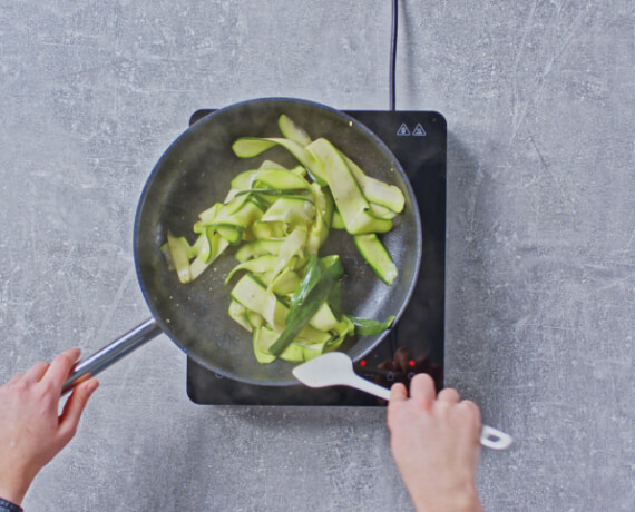 Dies ist Schritt Nr. 4 der Anleitung, wie man das Rezept Hähnchen mit Paprikasoße und Zucchini-Gemüse zubereitet.