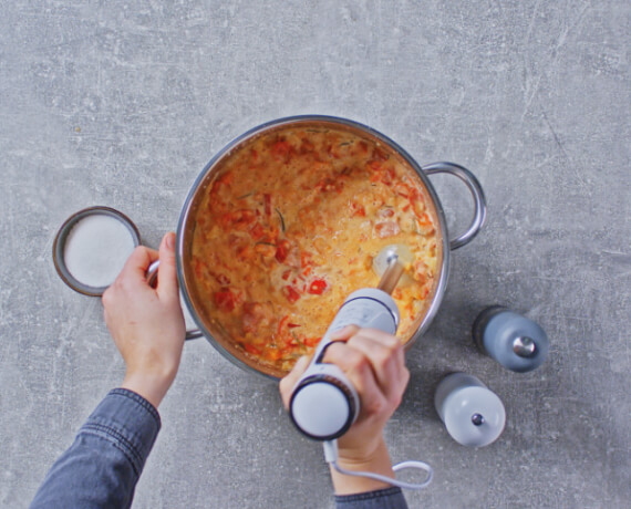 Dies ist Schritt Nr. 5 der Anleitung, wie man das Rezept Hähnchen mit Paprikasoße und Zucchini-Gemüse zubereitet.