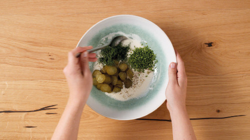 Dies ist Schritt Nr. 5 der Anleitung, wie man das Rezept Hasselback-Kartoffel-Salat mit Lachs zubereitet.