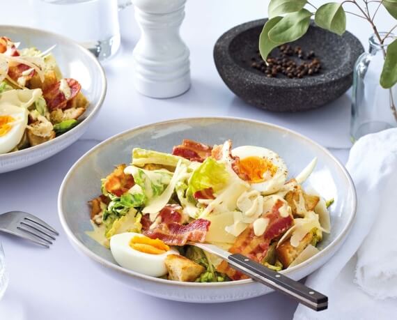 Brunch Caesar Salad mit Bacon und Ei