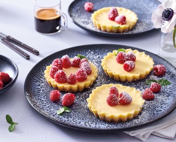 Mini-Cheesecakes mit Himbeeren