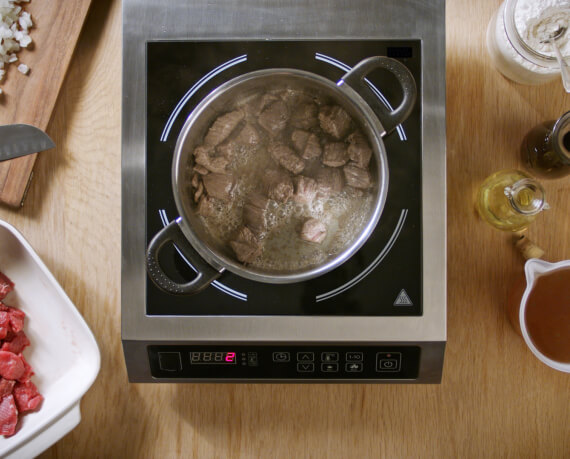 Dies ist Schritt Nr. 1 der Anleitung, wie man das Rezept Klassisches Gulasch zubereitet.