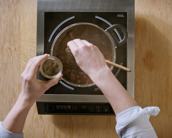 Dies ist Schritt Nr. 3 der Anleitung, wie man das Rezept Klassisches Gulasch zubereitet.