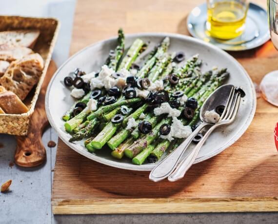 Gegrillter Spargel mit Ziegenkäse und Oliven