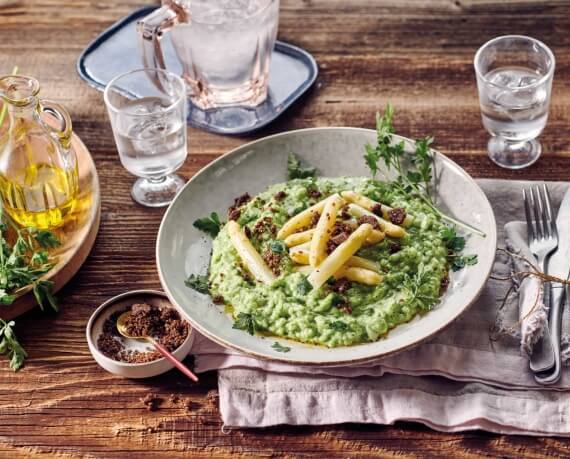 Petersilien-Risotto mit weißem Spargel und Pumpernickel