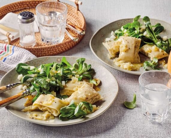 Geschmelzte Maultaschen mit Feldsalat