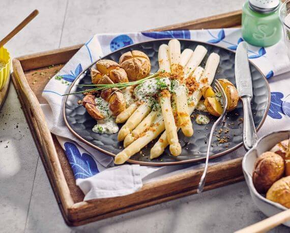 Weißer Spargel mit Semmelbröseln, Mini-Ofenkartoffeln und Schnittlauch-Crème-fraîche