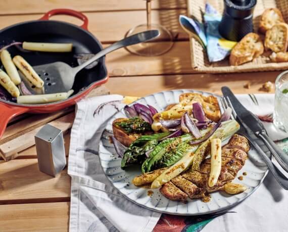 Schweineschnitzel in Honig-Senf-Marinade mit Spargel und Knoblauchbaguette