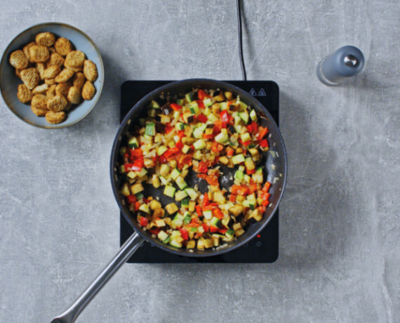 Dies ist Schritt Nr. 2 der Anleitung, wie man das Rezept Vegane Meatball-Galettes mit Toskana-Gemüse zubereitet.