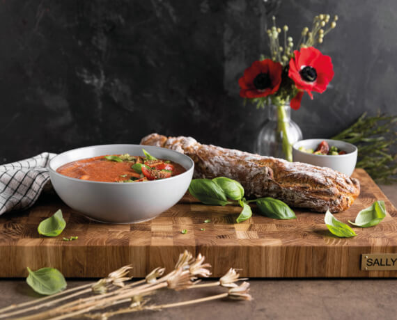 Gazpacho mit Baguette