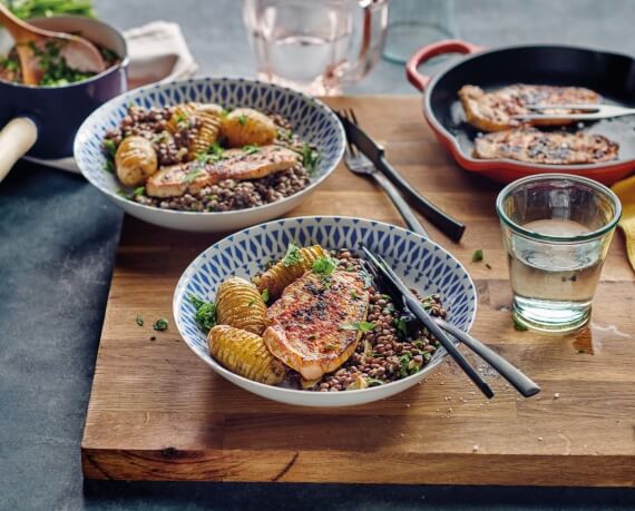 Steaks mit cremigen Linsen und Fächerkartoffeln