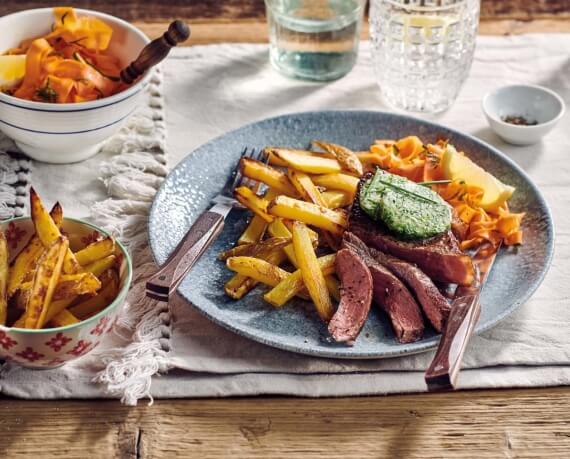 Steak mit Pommes, Kräuterbutter und Karotten-Salat