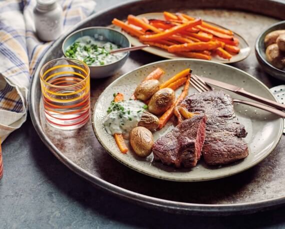 Steaks mit Kartoffeln und Röstkarotten