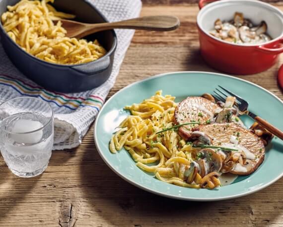 Steaks mit Pfeffer-Rahm-Sauce, Champignons und schwäbischen Spätzle