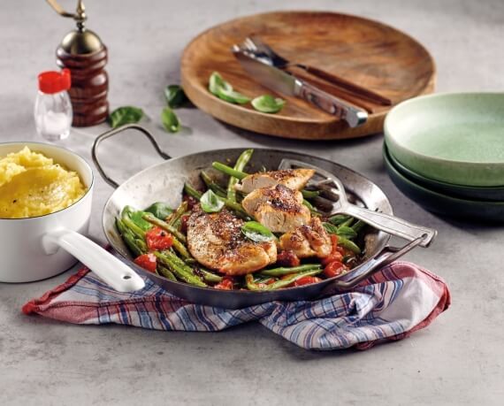 Puten-Steak mit Kartoffelpüree, Tomaten-Bohnen-Salat und Basilikum