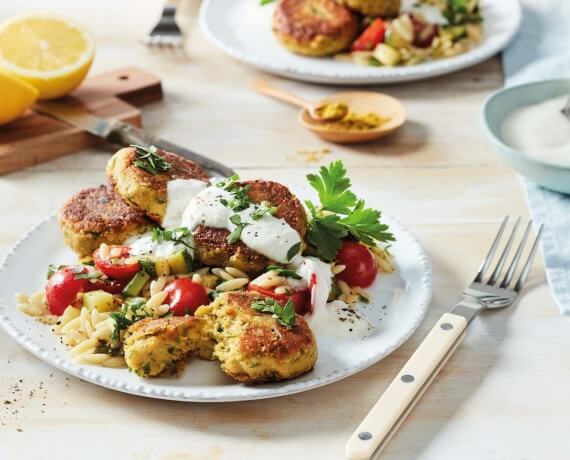 Würzige Falafel mit Zucchini-Risoni-Salat und Zitronenjoghurt